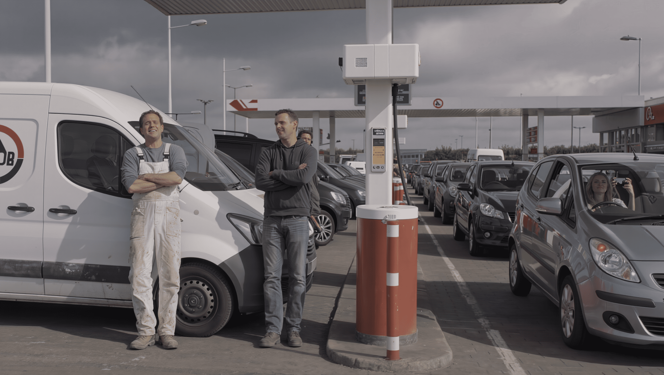 Petty Driver Wastes Rude Plasterer's Time Twice For Blocking Petrol Pumps While Laughing At Queue