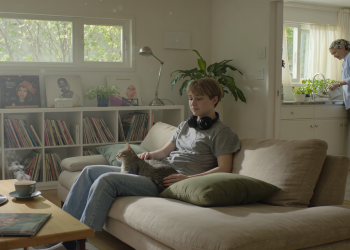 Teen Refuses To Abandon Cancer-Fighting Mom For Dad’s Chaotic House Full Of Screaming Noises