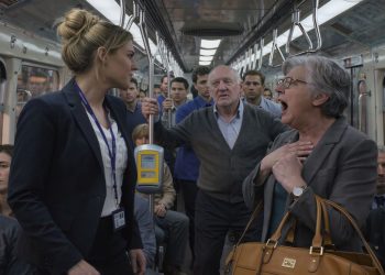 Nosy Older Woman Reads Stranger’s Private Texts On Train And Gets Brutal Four-Word Reality Check