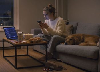 Vegetarian Woman Questions Vegan’s Makeup Choices, Accidentally Triggers Full-Blown Identity Meltdown Online