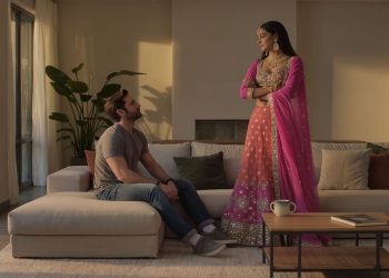 Boyfriend Urges Girlfriend To Tone Down Traditional Indian Outfits At Work, Claiming Good Intentions