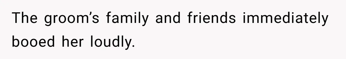 Aunt Claps As Pregnant Niece Gets Booed At Sister’s Wedding, Then Tells Her To Grow Up The groom’s family and friends immediately booed her loudly.