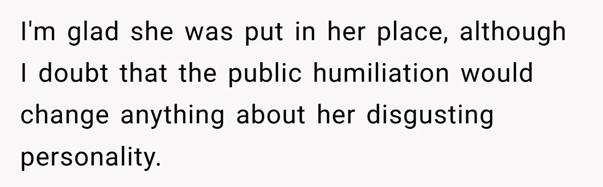 Aunt Claps As Pregnant Niece Gets Booed At Sister’s Wedding, Then Tells Her To Grow Up I'm glad she was put in her place, although I doubt that the public humiliation would change anything about her disgusting personality.
