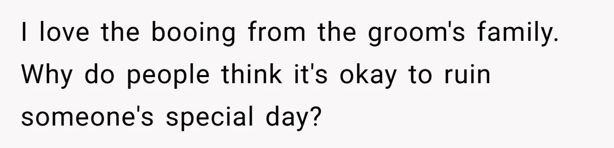 Aunt Claps As Pregnant Niece Gets Booed At Sister’s Wedding, Then Tells Her To Grow Up I love the booing from the groom's family. Why do people think it's okay to ruin someone's special day?