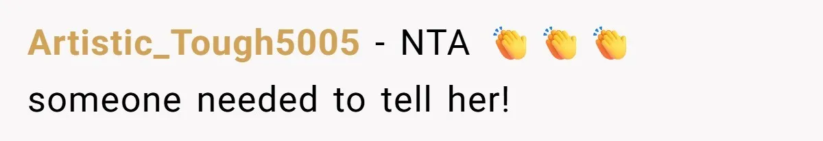 Aunt Claps As Pregnant Niece Gets Booed At Sister’s Wedding, Then Tells Her To Grow Up Artistic_Tough5005 − NTA 👏👏👏 someone needed to tell her!