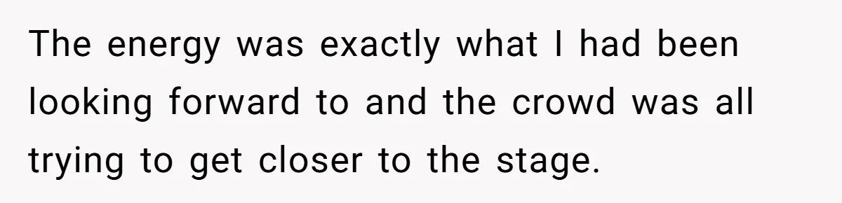 He Spilled a Drink by Accident - Then She Grabbed His Drinks, So He Poured One on Her Head The energy was exactly what I had been looking forward to and the crowd was all trying to get closer to the stage.