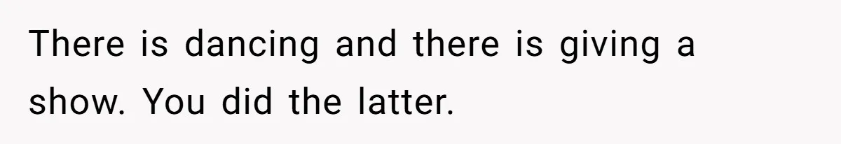 Woman Steals The Spotlight With Wild Dance Moves At Sister’s Wedding, Family Says She Turned It Into A Performance There is dancing and there is giving a show. You did the latter.
