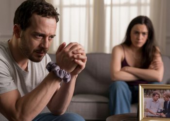 Man Refuses To Stop Wearing Late Best Friend’s Scrunchie For Her Dying Wish, Girlfriend Gets Furious