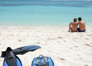 Girlfriend Pushes Boyfriend to Scuba Dive Again After He Panics Underwater