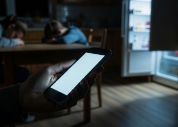 Family Trust Collapses After Aunt Secretly Creates Social Media Accounts for Her Niece