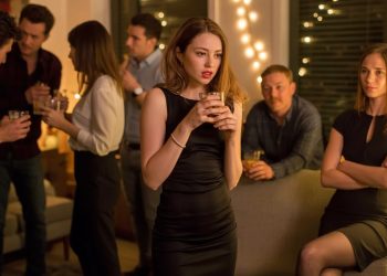 Woman Wears Tight Dress, Friend Blames Her When Boyfriend Can’t Stop Staring