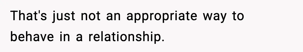 Man Secretly Unpacks Girlfriend’s Hair Towel Before Family Trip Because He’s Afraid She’ll Look “Weird,” Now She Wants Space That's just not an appropriate way to behave in a relationship.