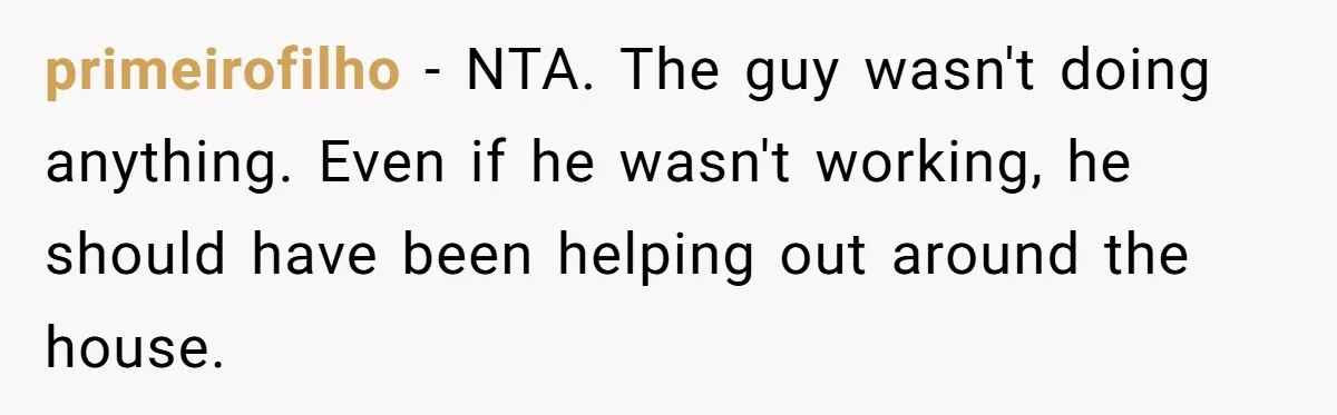 primeirofilho − NTA. The guy wasn't doing anything. Even if he wasn't working, he should have been helping out around the house.