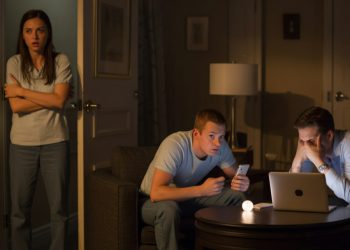 Man Buys Fiancée A Phone For Valentine’s, Hides Tracking Software Inside