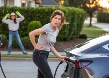 Neighbor Keeps Stealing Her Charging Point, So She Unplugs The Car And Leaves A Brutal Note Neighbor Keeps Stealing Her Charging Point, So She Unplugs The Car And Leaves A Brutal Note