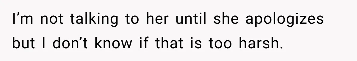 Man Demands His Mom Apologize After She Explodes At His Girlfriend Over Fried Chicken And Accuses Her Of Being Racist I’m not talking to her until she apologizes but I don’t know if that is too harsh.