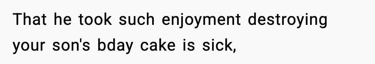 Husband Ruins Stepson’s Birthday Cake With Elf Prank, Then Blamed Wife For Throwing Elf Away That he took such enjoyment destroying your son's bday cake is sick,
