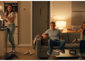 Roommate’s “Not Girlfriend” Moves In, She Explodes Over Utility Bill