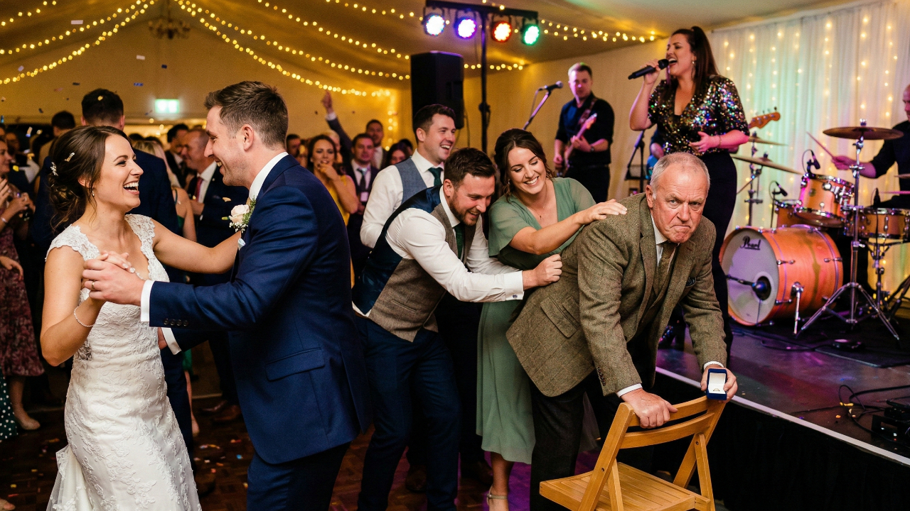 “Just Cut It Out”: Why Guests Helped Block a Rude Cousin’s Stage Takeover