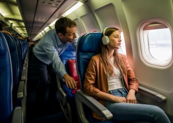 Woman Asks For Quiet On Flight, Man Keeps Talking And Then Yells When Ignored Woman Asks For Quiet On Flight, Man Keeps Talking And Then Yells When Ignored