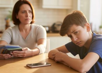 Mom Makes Teen Son End Relationship After Boyfriend Tests HIV Positive