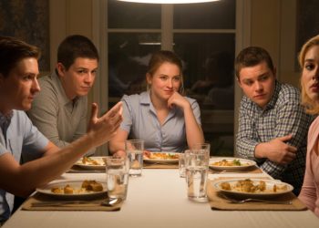 Family Dinner Turns Into Chaos When Woman Exposes Sister’s Smartness Claims