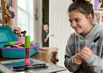 A Makeup Battle: Teen Sister Refuses to Censor Her New Eyeliner for Her Brother A Makeup Battle: Teen Sister Refuses to Censor Her New Eyeliner for Her Brother