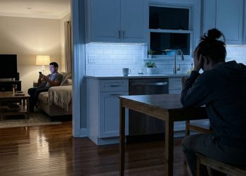 This Wife is Fed Up With Doing All the Chores While Her Husband Ignores Her Effort