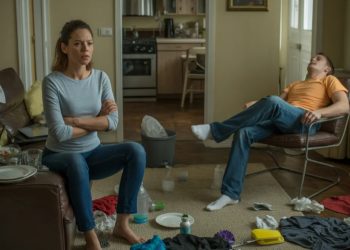 Woman Went On Strike From Housework, And Now Her Partner Is Fuming—But He’s Still Doing Nothing