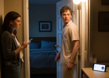 He Put His Phone on “Do Not Disturb” to Sleep, and His Family Showed Up at Midnight