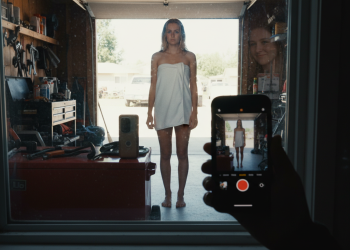 Woman Claims Her Sister Is Being Too Sensitive After Posting A Video Of Her Bikini Photoshoot