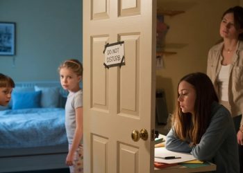 A Woman Locked Her Door to Study, Now Her Mom Says She’s “Neglecting” Her Sister