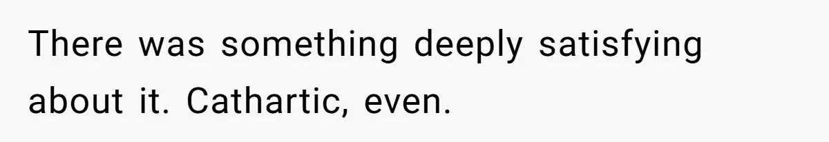 Neighbor Throws Bones Over the Fence, But This Man’s Petty Revenge Leaves Him Speechless There was something deeply satisfying about it. Cathartic, even.