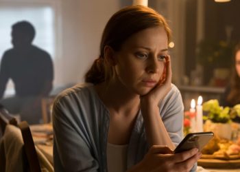 Woman Refuses To Cancel Birthday Dinner After Boyfriend Demands She Avoid His Late Girlfriend’s Death Anniversary