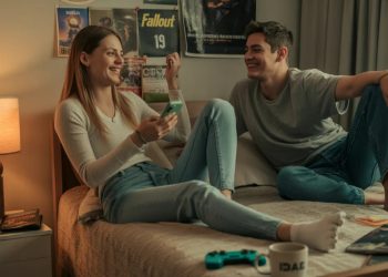 Woman Admits She Met Boyfriend Online, People Can’t Believe Their “Cuddle Date” Story