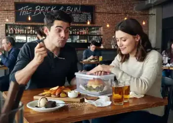 She Brought Tupperware to a Burger Restaurant, and Her Friend Was Mortified