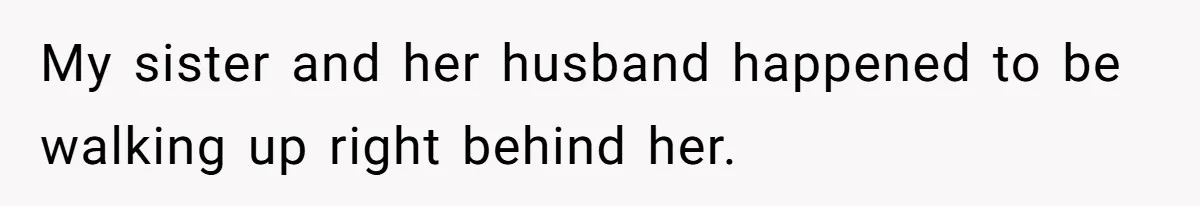 Woman Spent $1000 To Be Her Pregnant Sister’s Bridesmaid — Got Ignored And Humiliated The Entire Day My sister and her husband happened to be walking up right behind her.