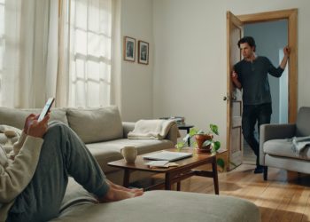 Woman Stops Being Her Boyfriend’s Emergency Contact After He Secretly Replaces Her With Family