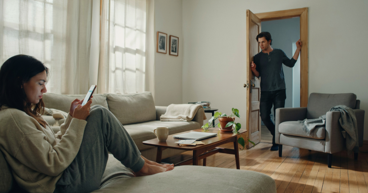 Woman Stops Being Her Boyfriend’s Emergency Contact After He Secretly Replaces Her With Family