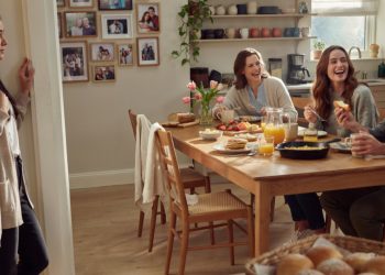 Woman Hangs Up On Mom After Learning The Whole Family Had Brunch Without Her Woman Hangs Up On Mom After Learning The Whole Family Had Brunch Without Her