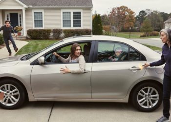 Grandma Tried To Open The Car Door To See The Baby, And Mom Locked It Just In Time