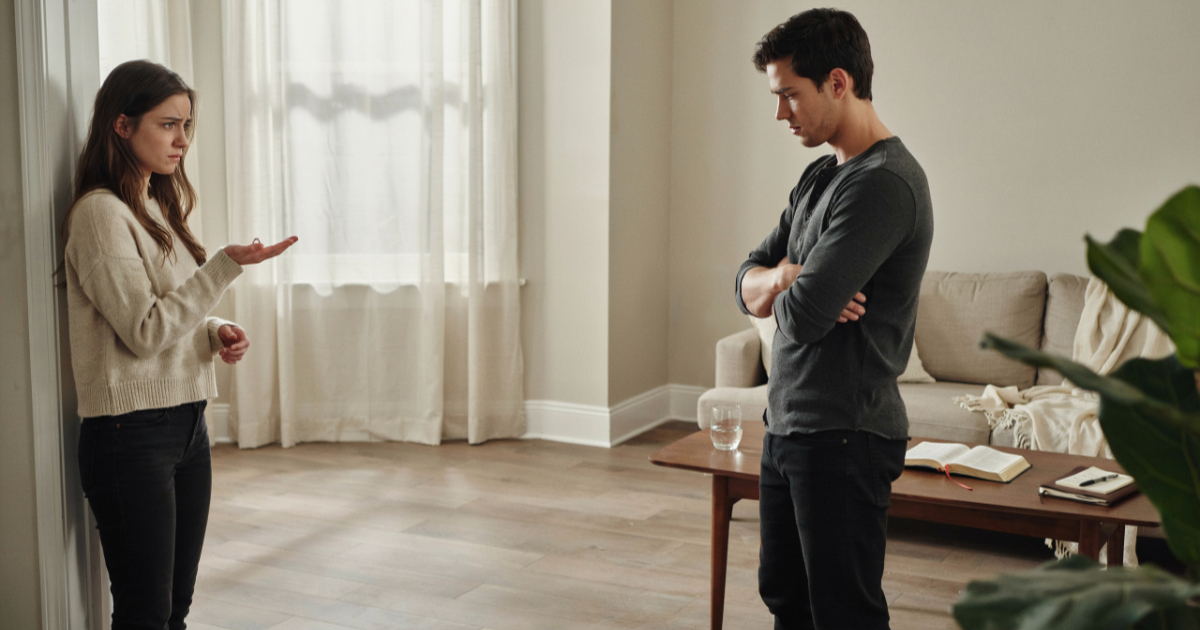 Fiancé Says They’re No Longer Engaged, Then Explodes When She Actually Takes Off Her Ring Fiancé Says They’re No Longer Engaged, Then Explodes When She Actually Takes Off Her Ring