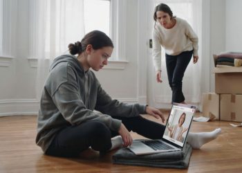 Therapist Mocks a Homeless Teen for Sitting on the Floor, Then Her Mother Reveals Why There Were No Chairs