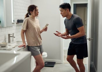 Woman Finds Her Boyfriend’s Hidden “Poop Scale” and Questions Everything