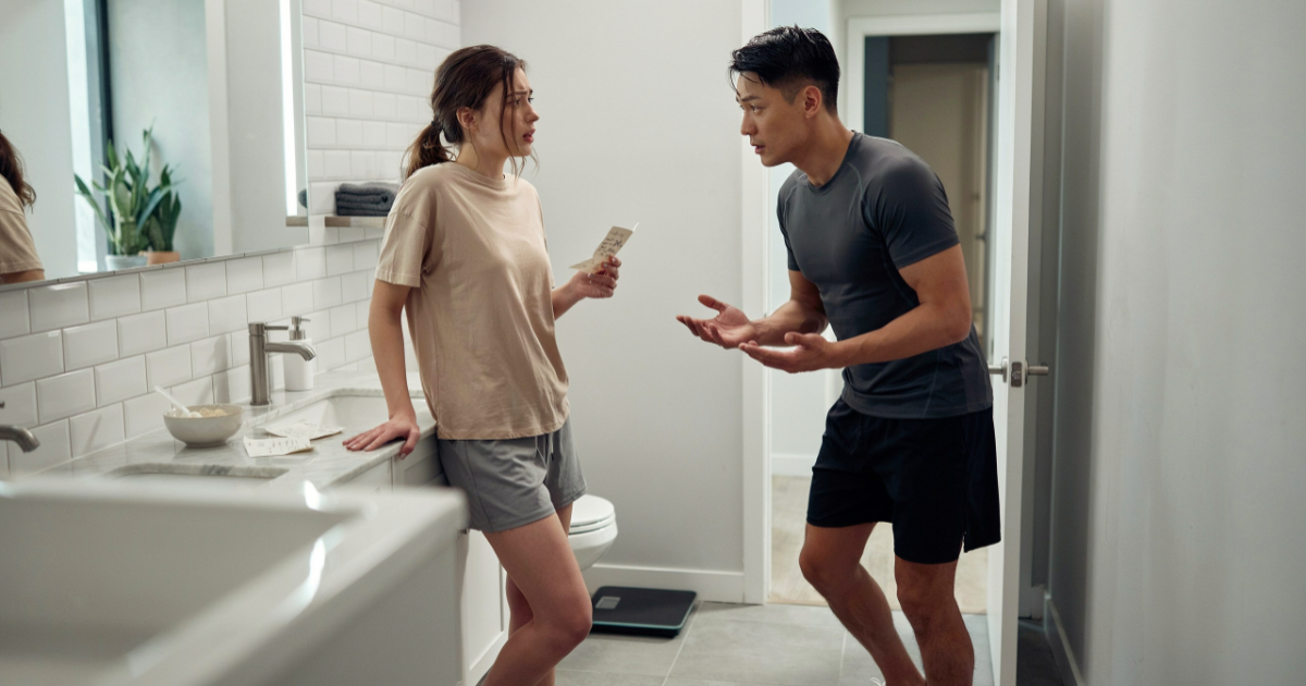 Woman Finds Her Boyfriend’s Hidden “Poop Scale” and Questions Everything