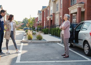 Woman Demands Her Neighbor’s Parking Spot After Their Car Breaks, But The Car Comes Back Woman Demands Her Neighbor’s Parking Spot After Their Car Breaks, But The Car Comes Back