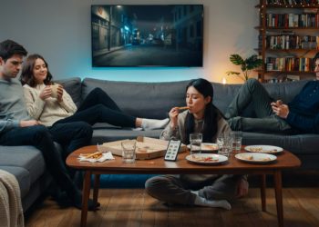 Man Asks Friends For An Extra Pizza, But Their Comments About His Appetite Change Everything Man Asks Friends For An Extra Pizza, But Their Comments About His Appetite Change Everything
