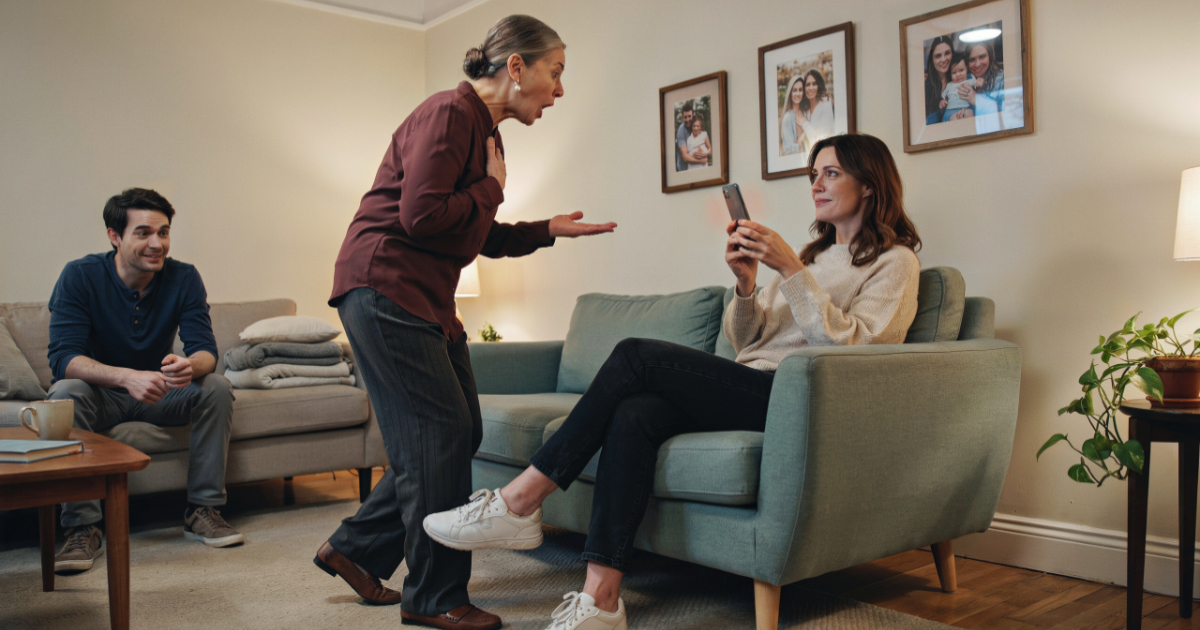 Ex-Mother-in-Law Arrives Uninvited, Then Regrets Looking at Her Former Daughter-in-Law’s Phone