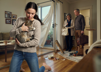 Woman Lets Her Mom’s Friends Stay for Two Weeks, Then Kicks Them Out After They Risk Her Cat’s Life Woman Lets Her Mom’s Friends Stay for Two Weeks, Then Kicks Them Out After They Risk Her Cat’s Life