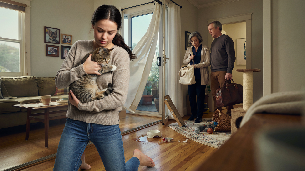 Woman Lets Her Mom’s Friends Stay for Two Weeks, Then Kicks Them Out After They Risk Her Cat’s Life